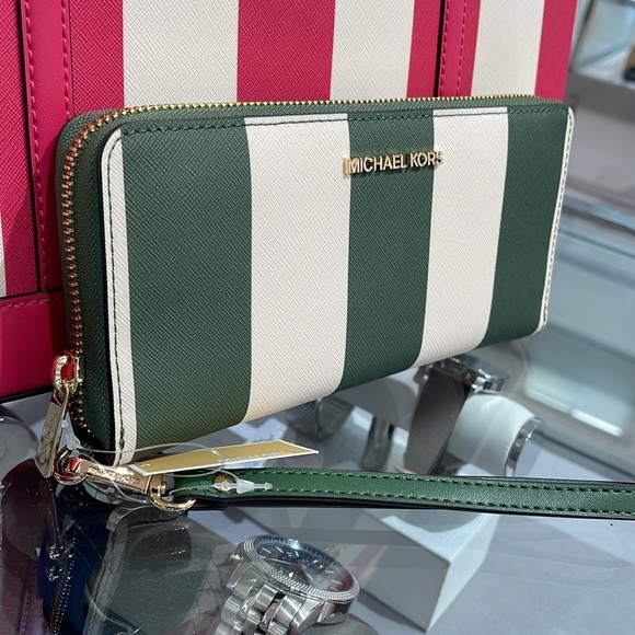 MICHAEL KORS JST
Leather Continental Wristlet Phone Case Wallet
Fern Green
NWT - Picture 9 of 16